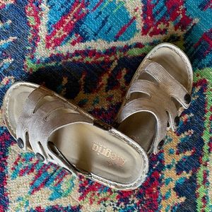 Alegria Stylish and comfortable slide sandals